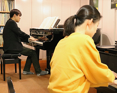 名島校でピアノを教える講師