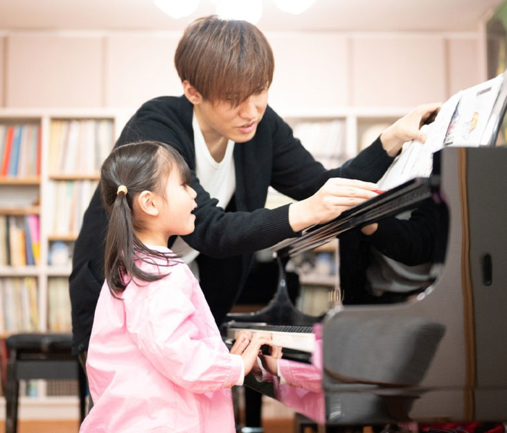 ピアノを教える講師